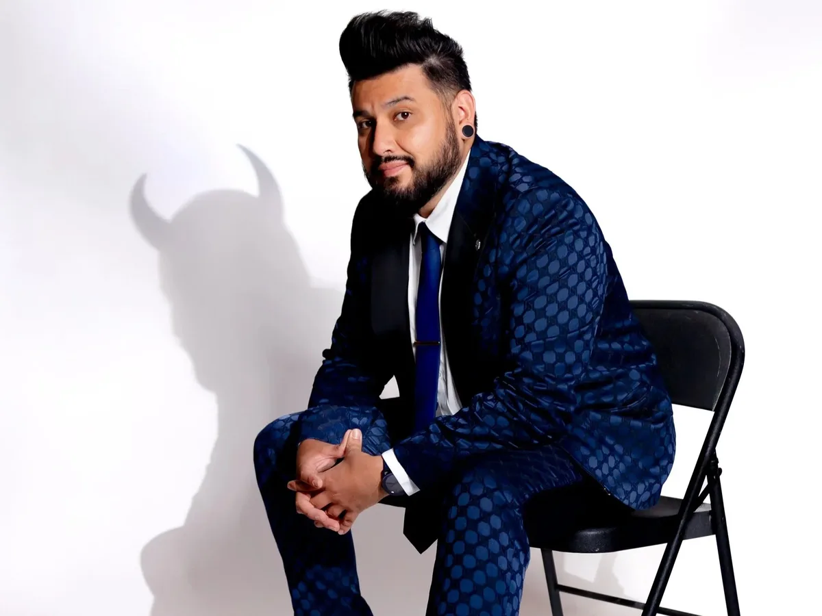 Intimo at Chicago Magic Lounge — An intimate evening of close-up magic with sleight-of-hand master Luis Carreon in his one-man show.