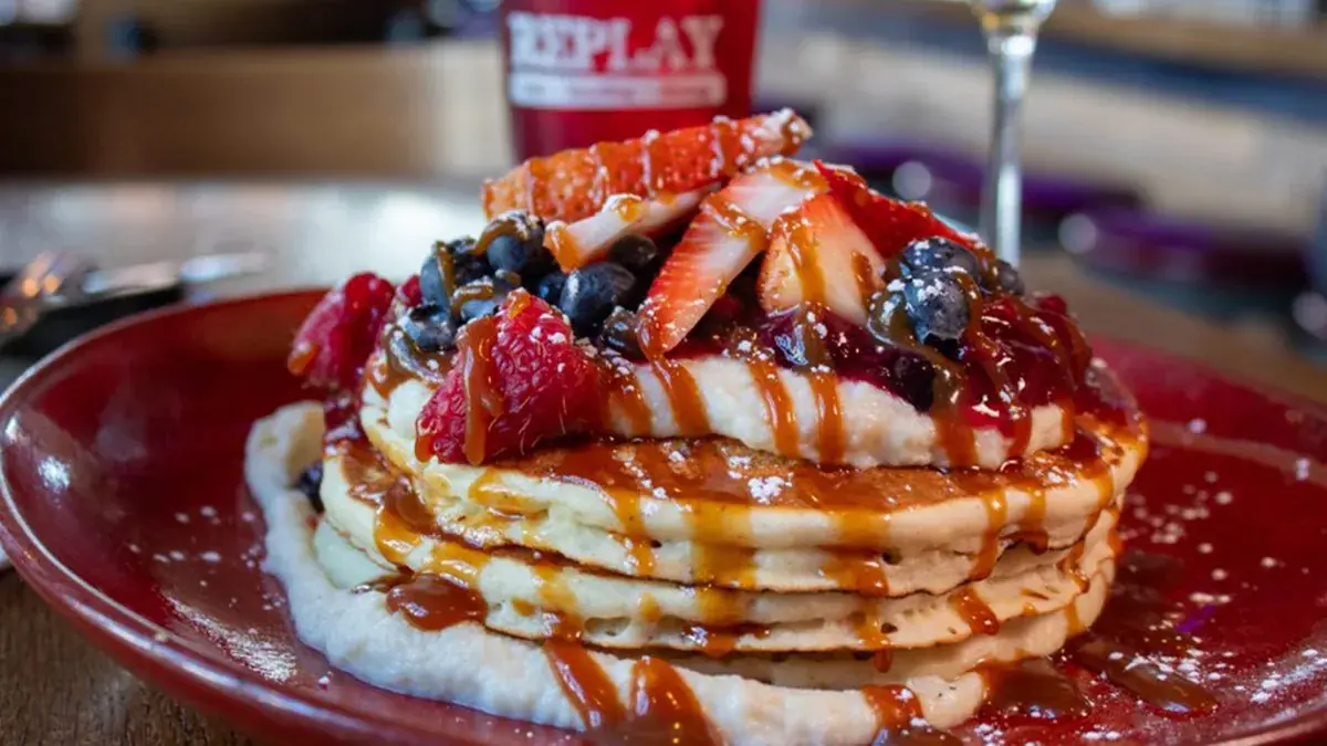 Weekend Brunch + Bubbly Happy Hour at Replay Andersonville — Weekend brunch and happy hour every Saturday and Sunday from 11am to 3pm.